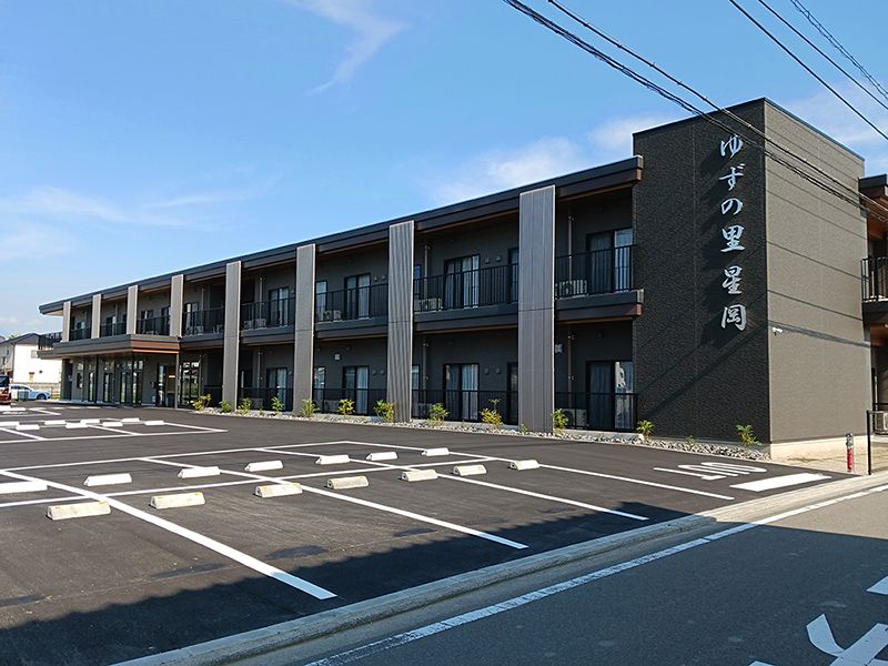 広い駐車場のある建物