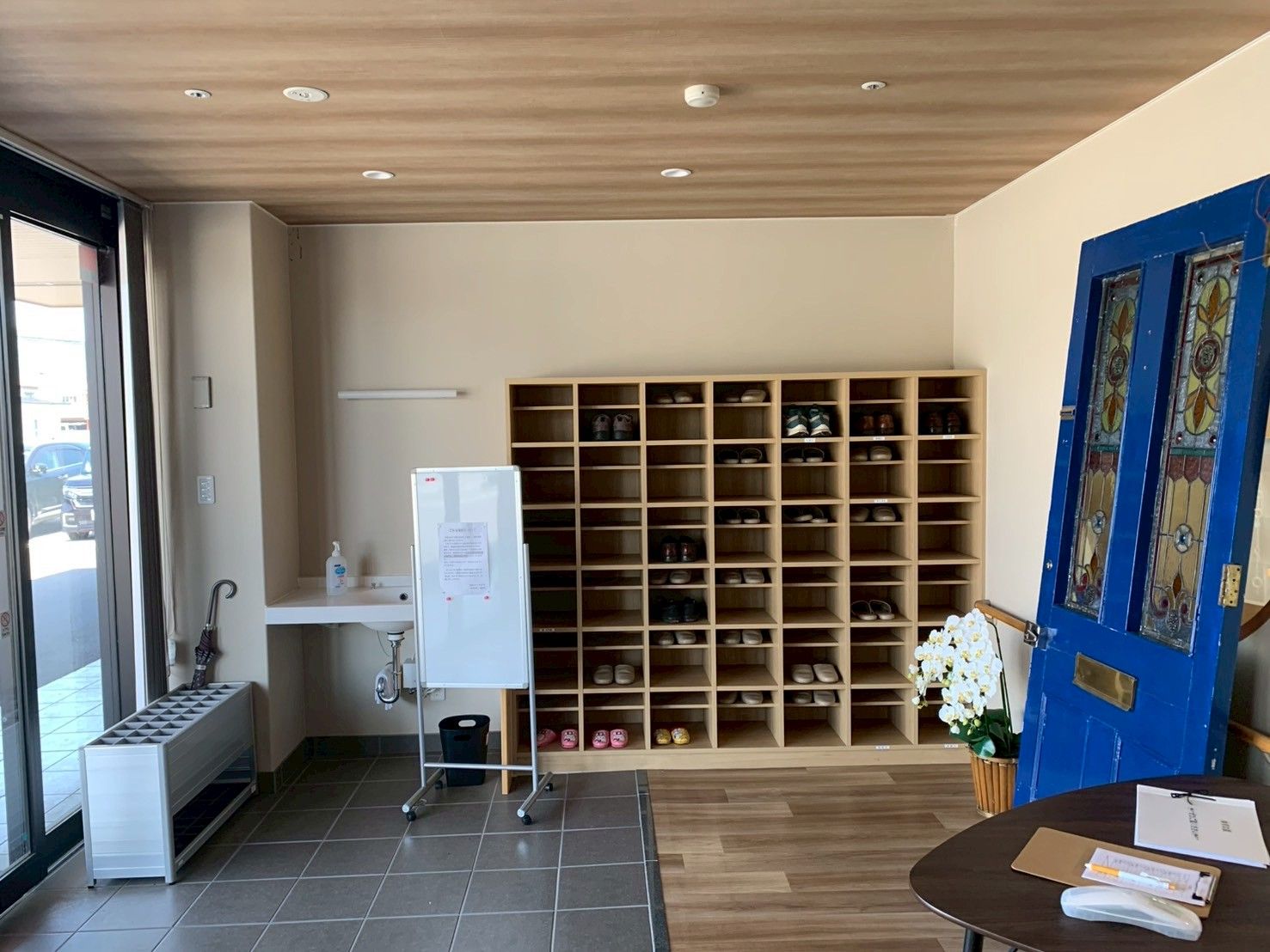 靴箱と受付のある入口