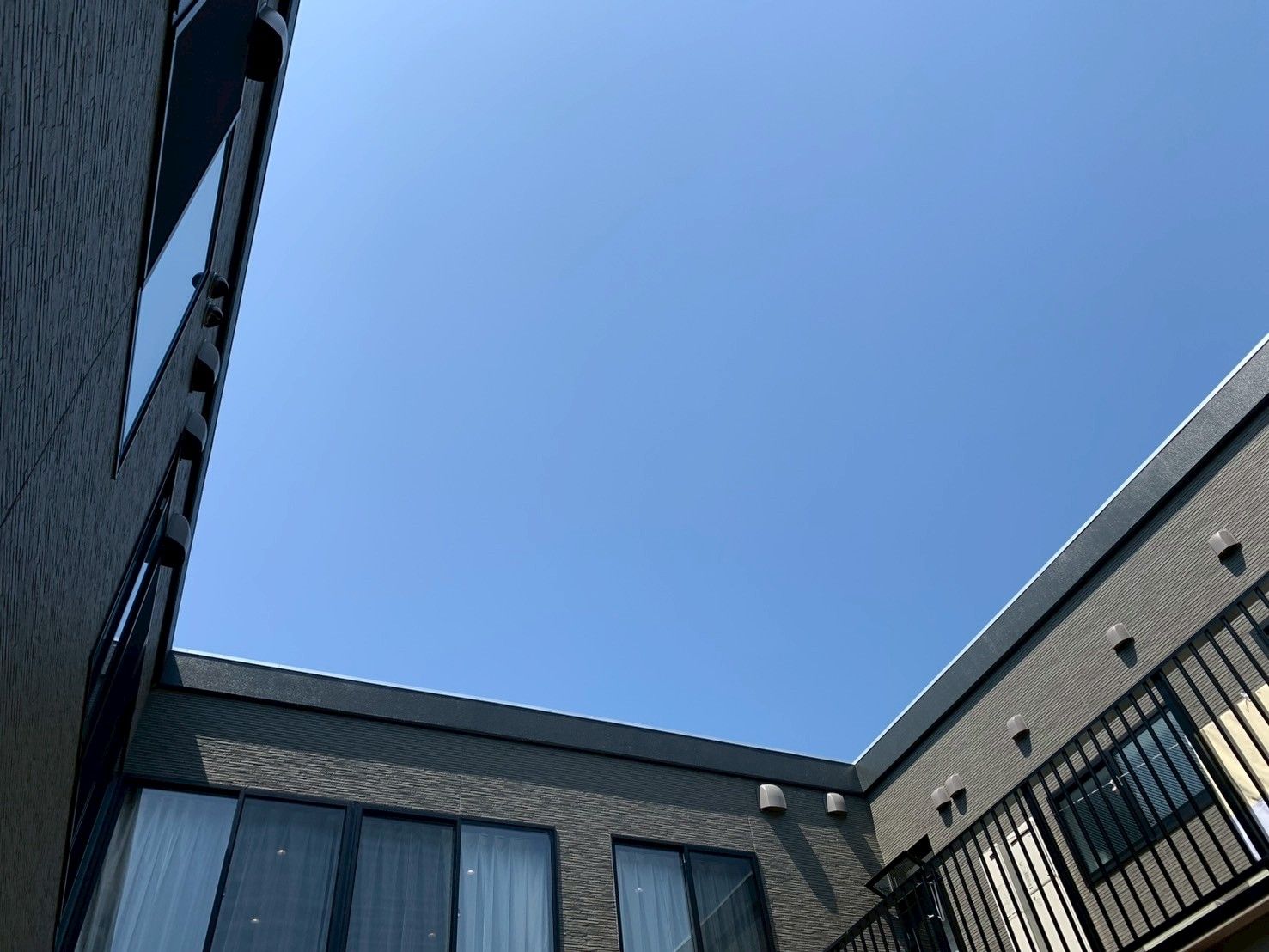 青空と建物の一角