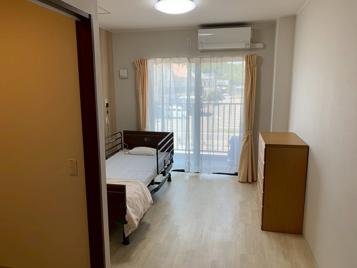 明るい個室のベッドルーム