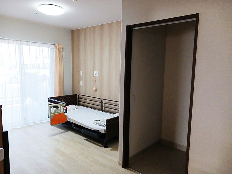 明るい個室のベッド