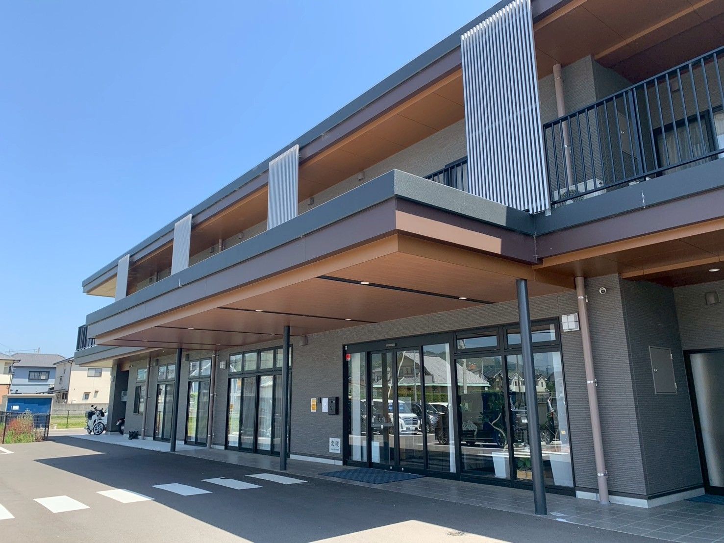 広いエントランスの建物