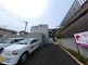 ゆったりとしたアプローチのある建物