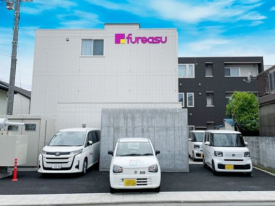 モダンな外観の建物