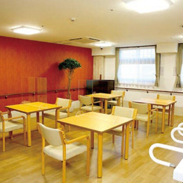 暖色の壁が印象的な食堂