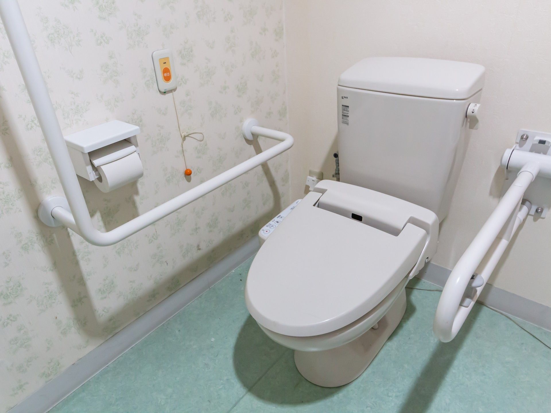 手すり付きのトイレ