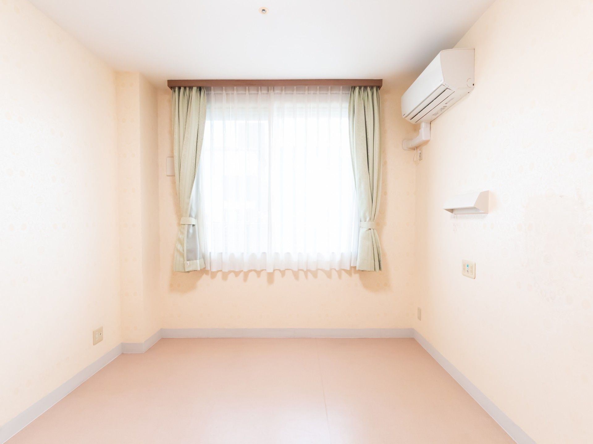 明るい窓辺の一室