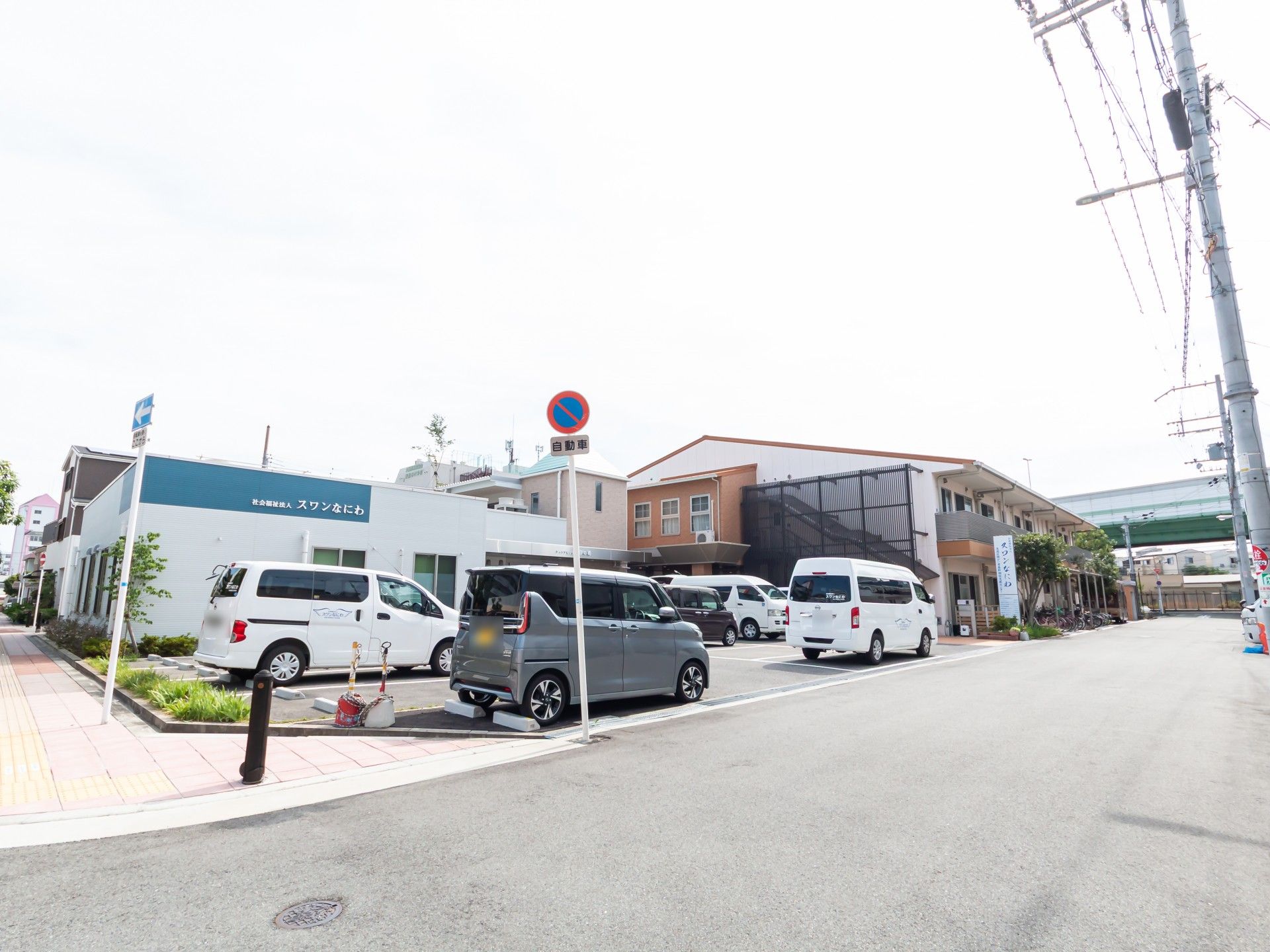 駐車場のある建物外観