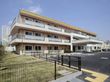 みんなの家・志木上宗岡の外観。大きく突き出たエントランスルーフが特徴的な施設外観です。
