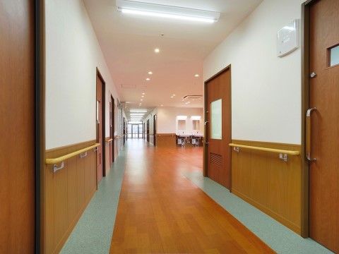 みんなの家・志木上宗岡の廊下。明るく見通しの良い廊下です。夜間お一人でのご利用も安心して行えます。