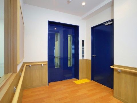 みんなの家・志木上宗岡のエレベーター。車いすのままお使いいただける大きなエレベーターとなっております。