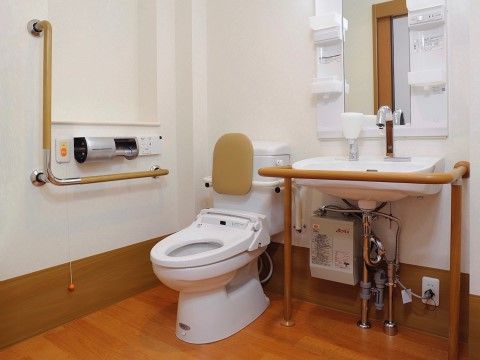 みんなの家・志木上宗岡のトイレ。お一人でのご利用も安心して行えるバリアフリー設計の共用トイレです。