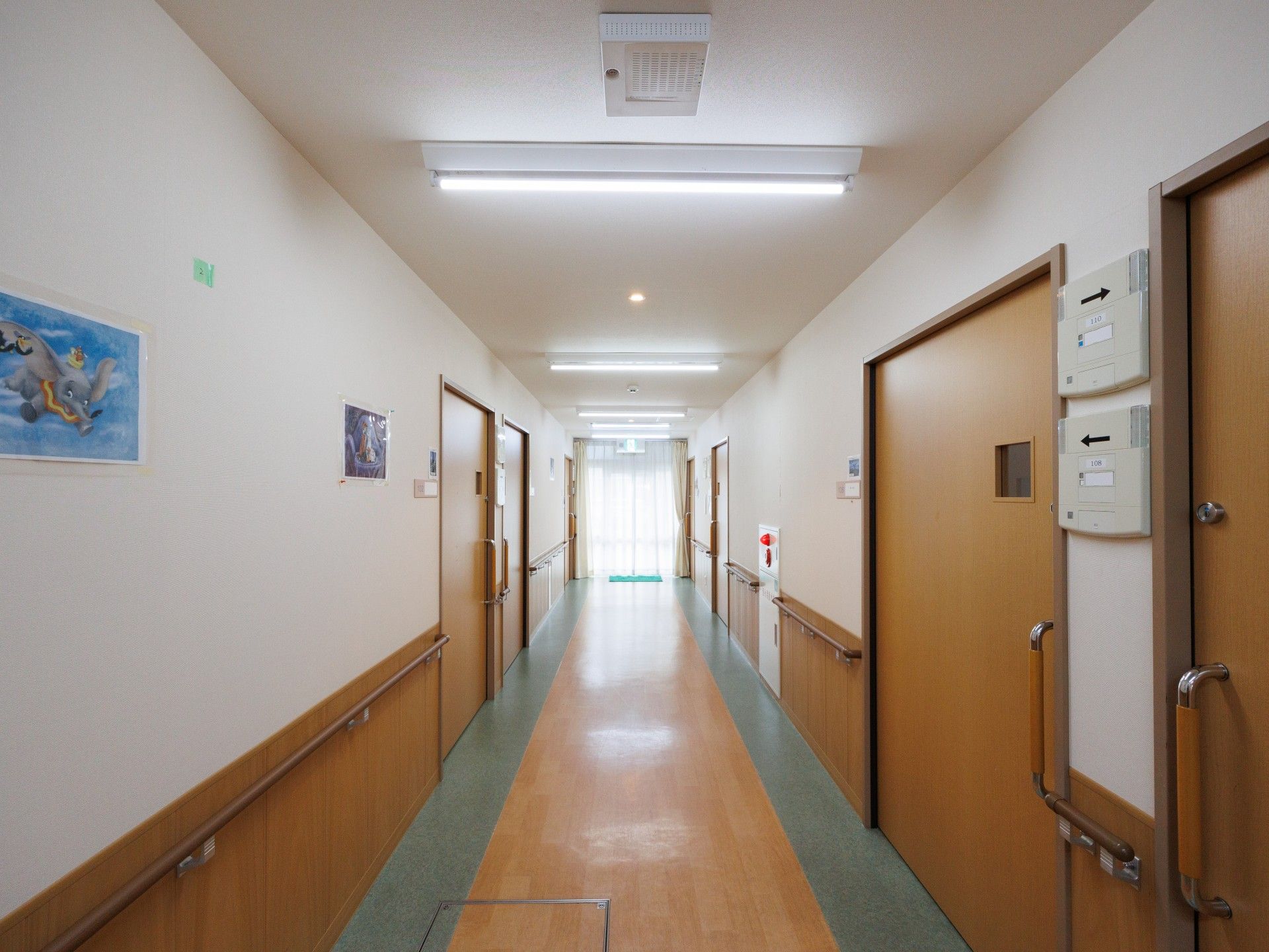手すりのある廊下