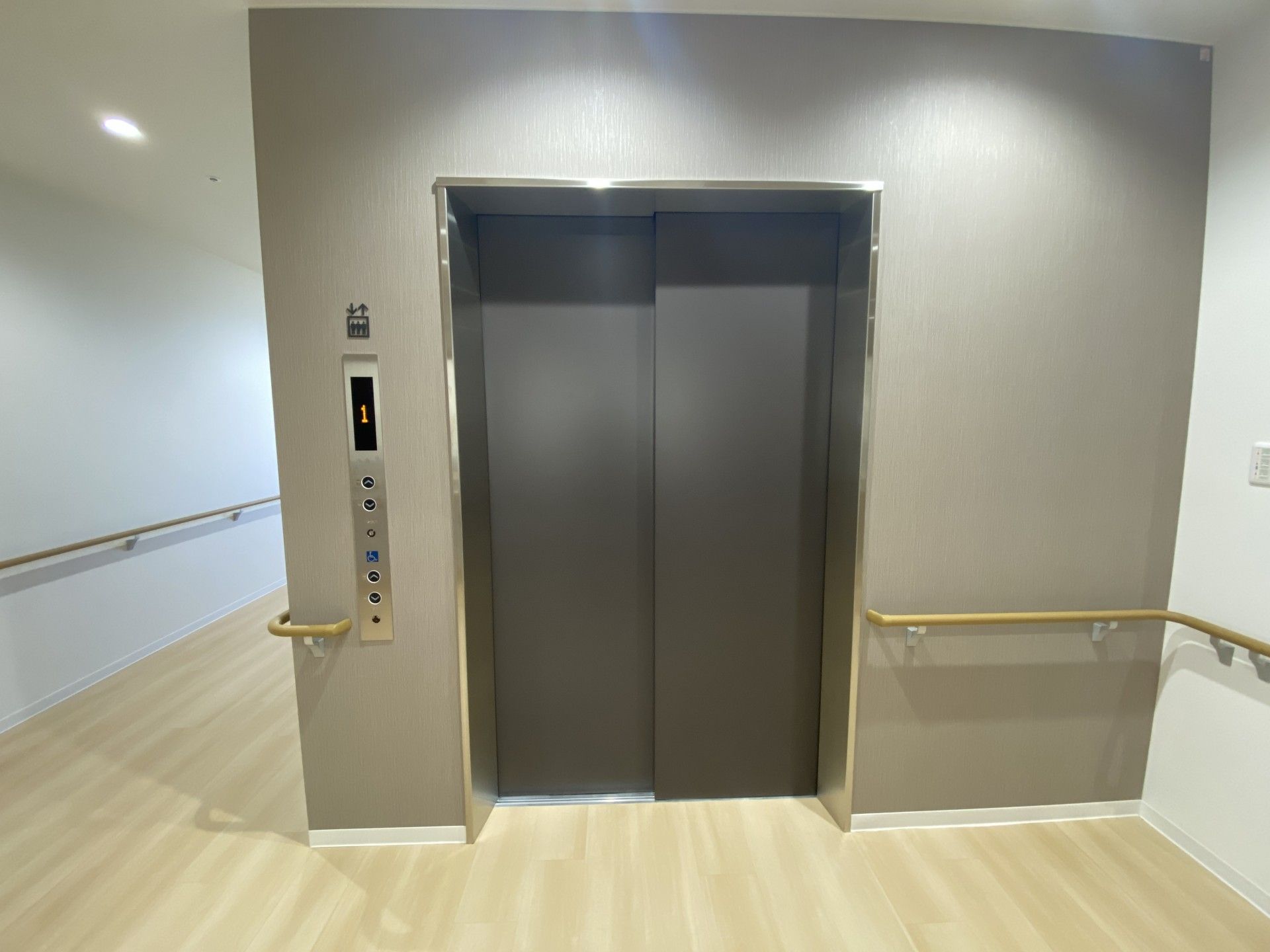 バリアフリー設計のエレベーター