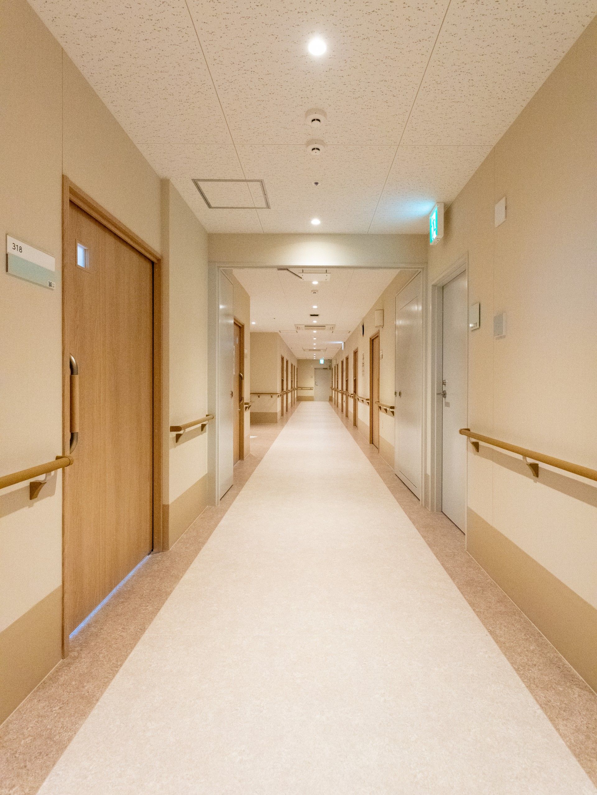 廊下の明るい通路