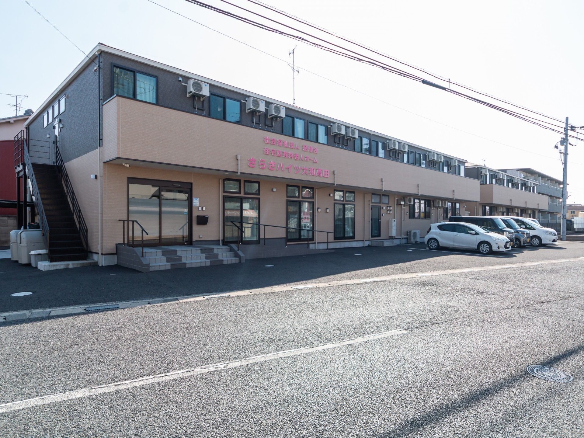 駐車場のある建物外観