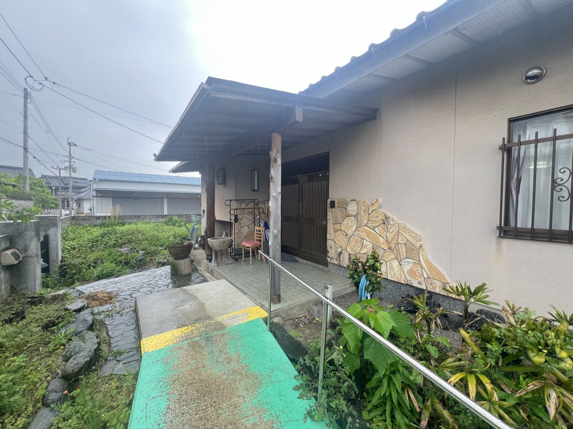 和風の玄関前風景
