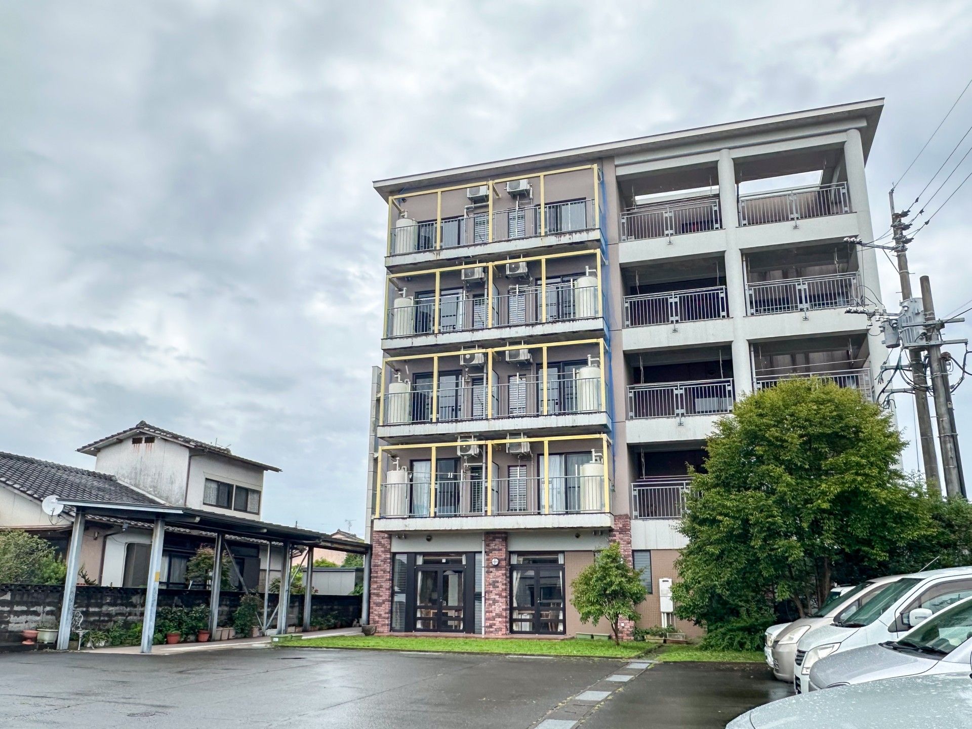 多階層の建物外観