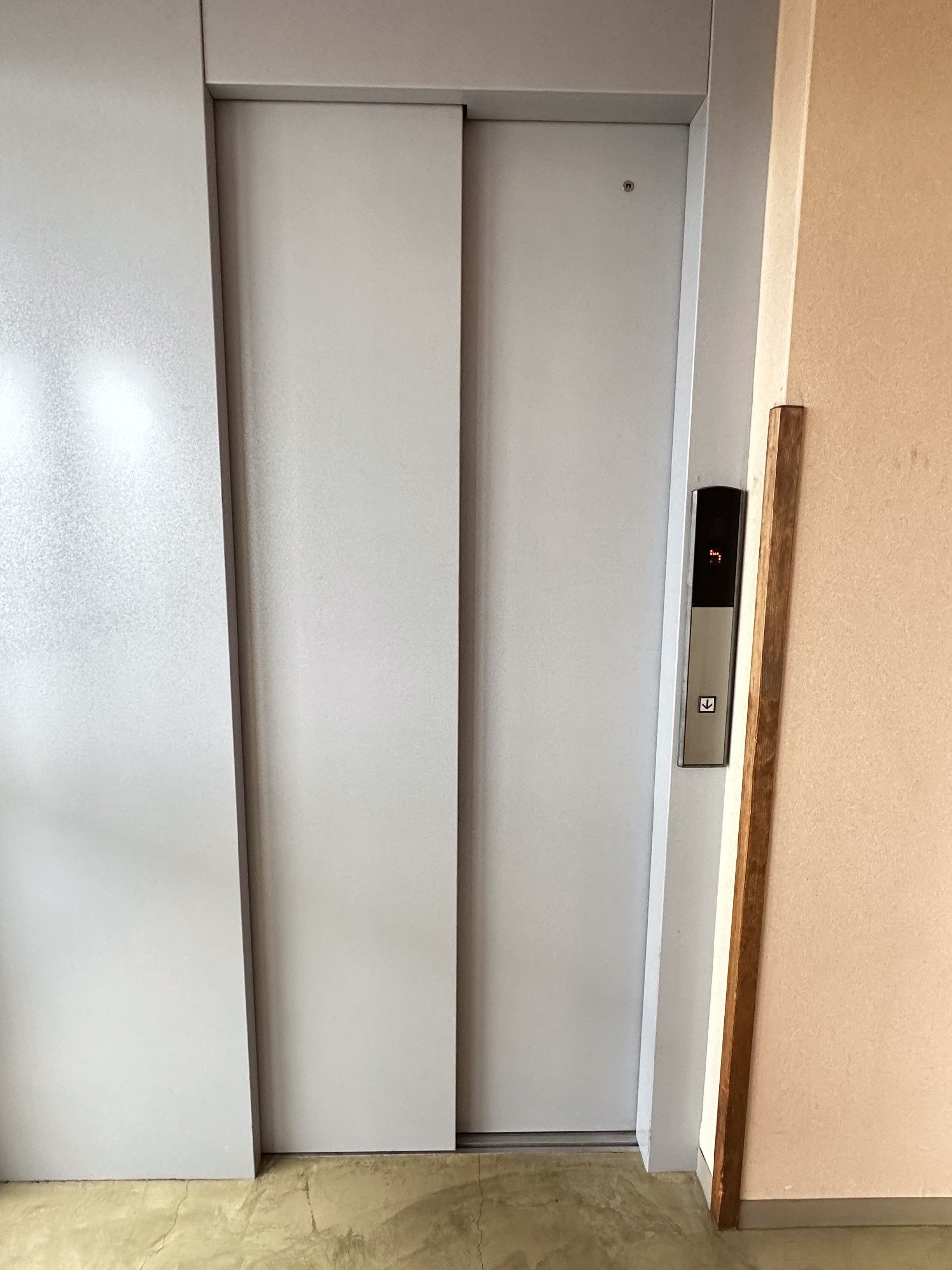 バリアフリー設計のエレベーター