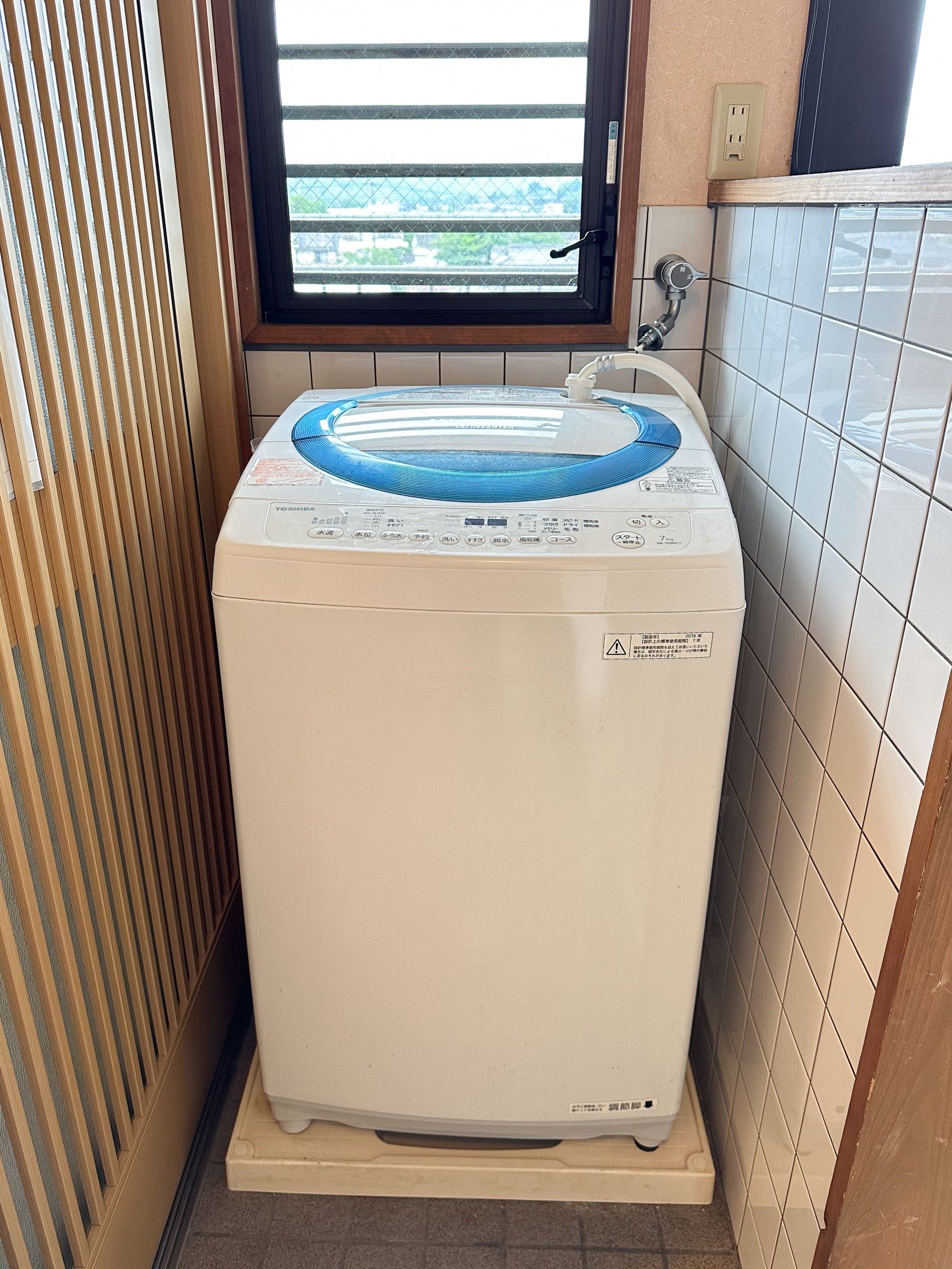 洗濯機と窓のある空間