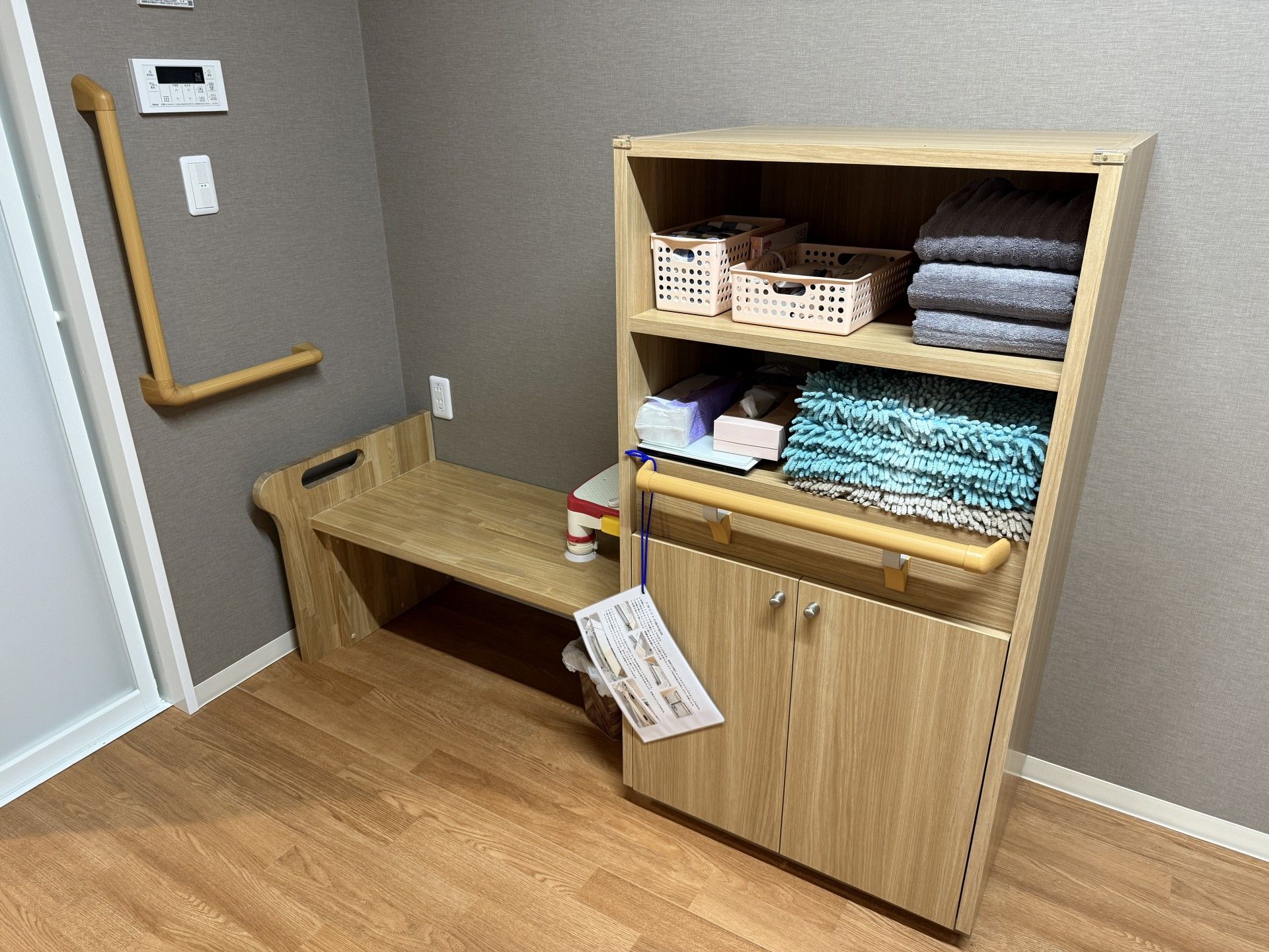 便利な収納棚と手すり