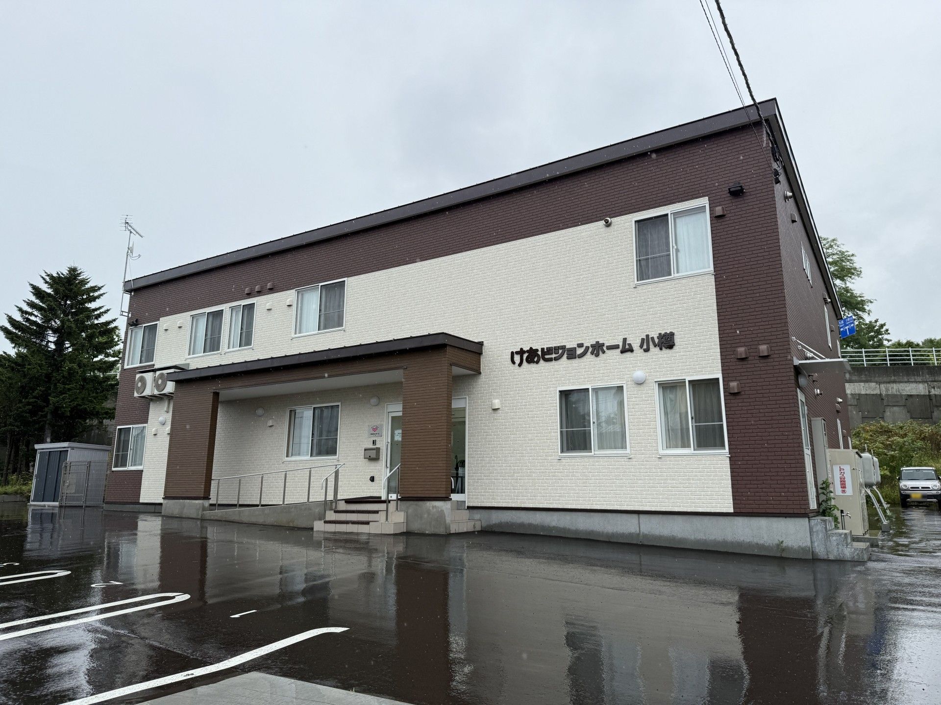 車いすに乗っている男性と寄り添う介護スタッフ