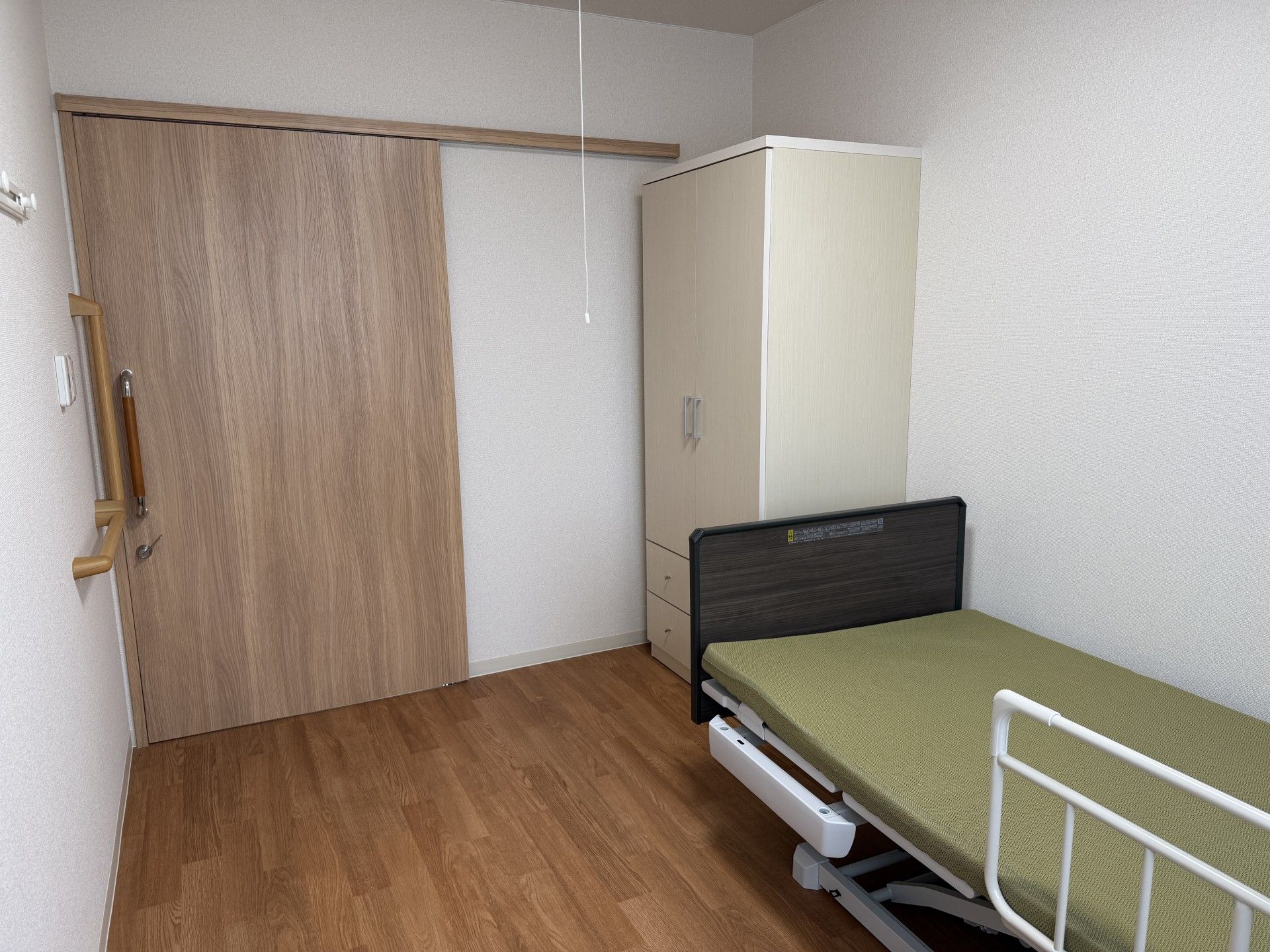 仲良く食事をする高齢の男女