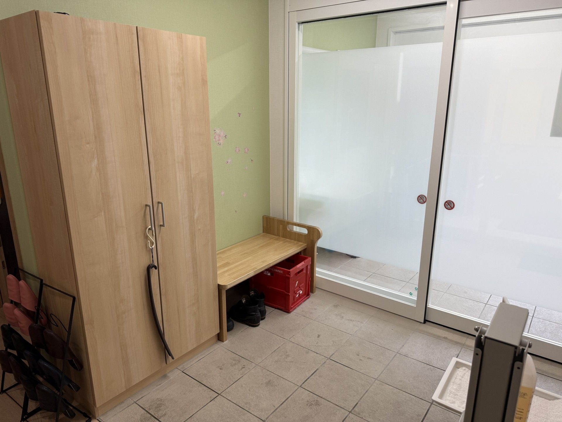 車いすに乗っている男性と寄り添う介護スタッフ