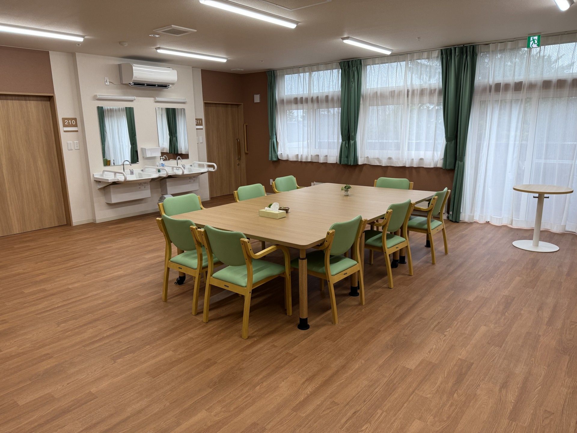 広いテーブルのある部屋