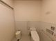 バリアフリー設計のトイレ空間
