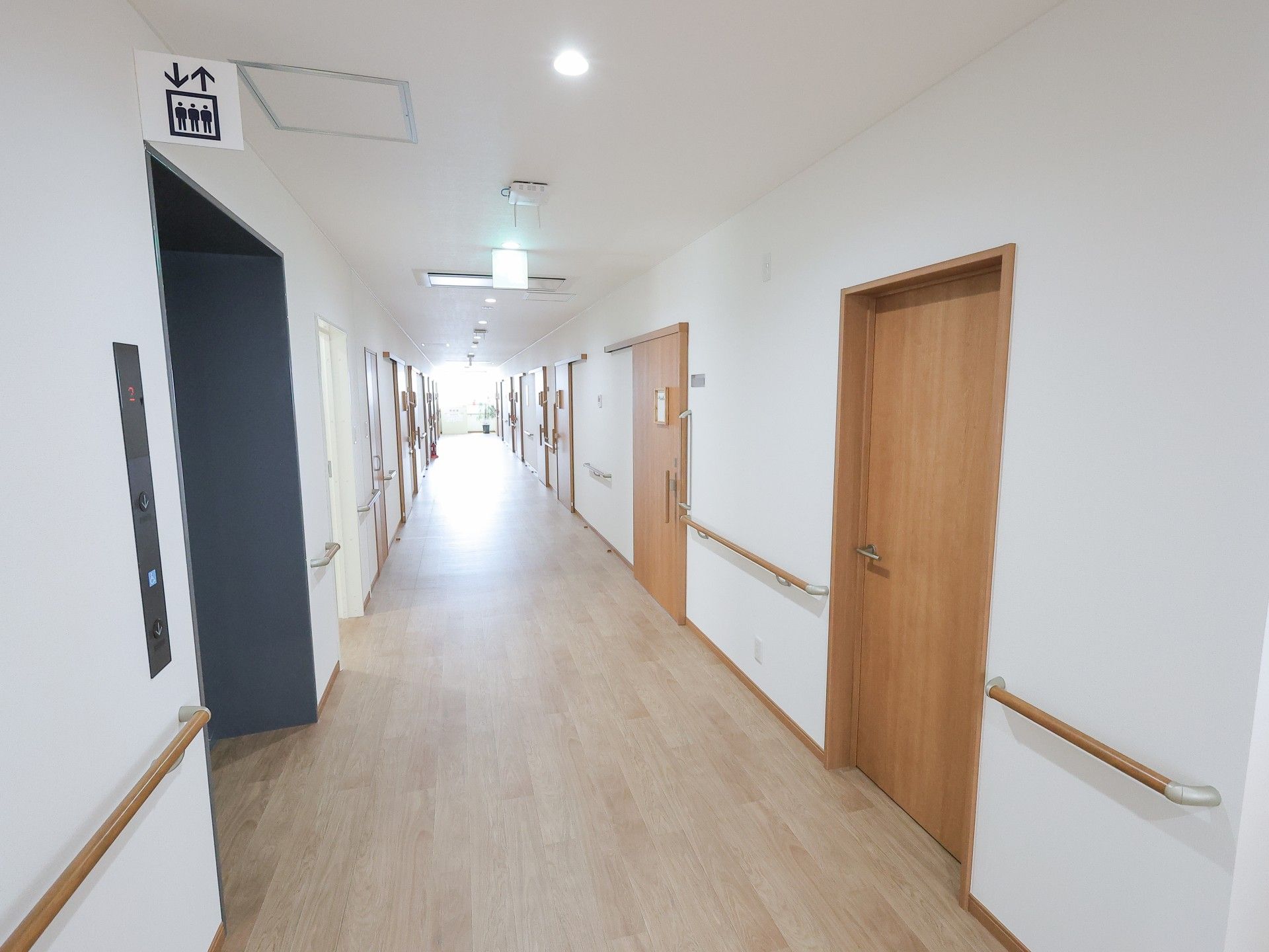 明るく広々とした廊下