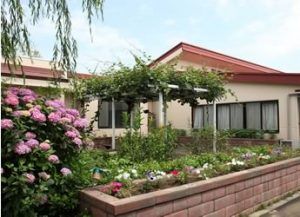 花々に囲まれた施設外観