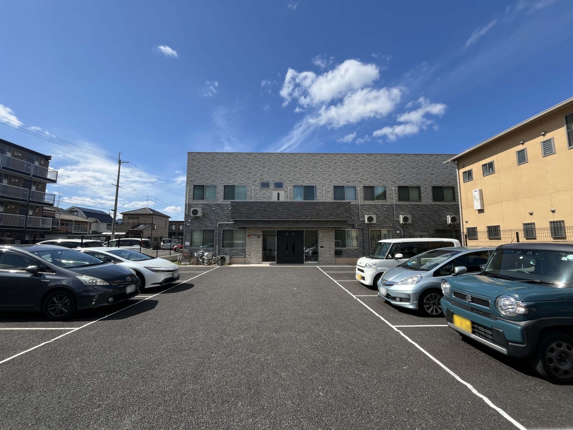 広々とした駐車場の施設