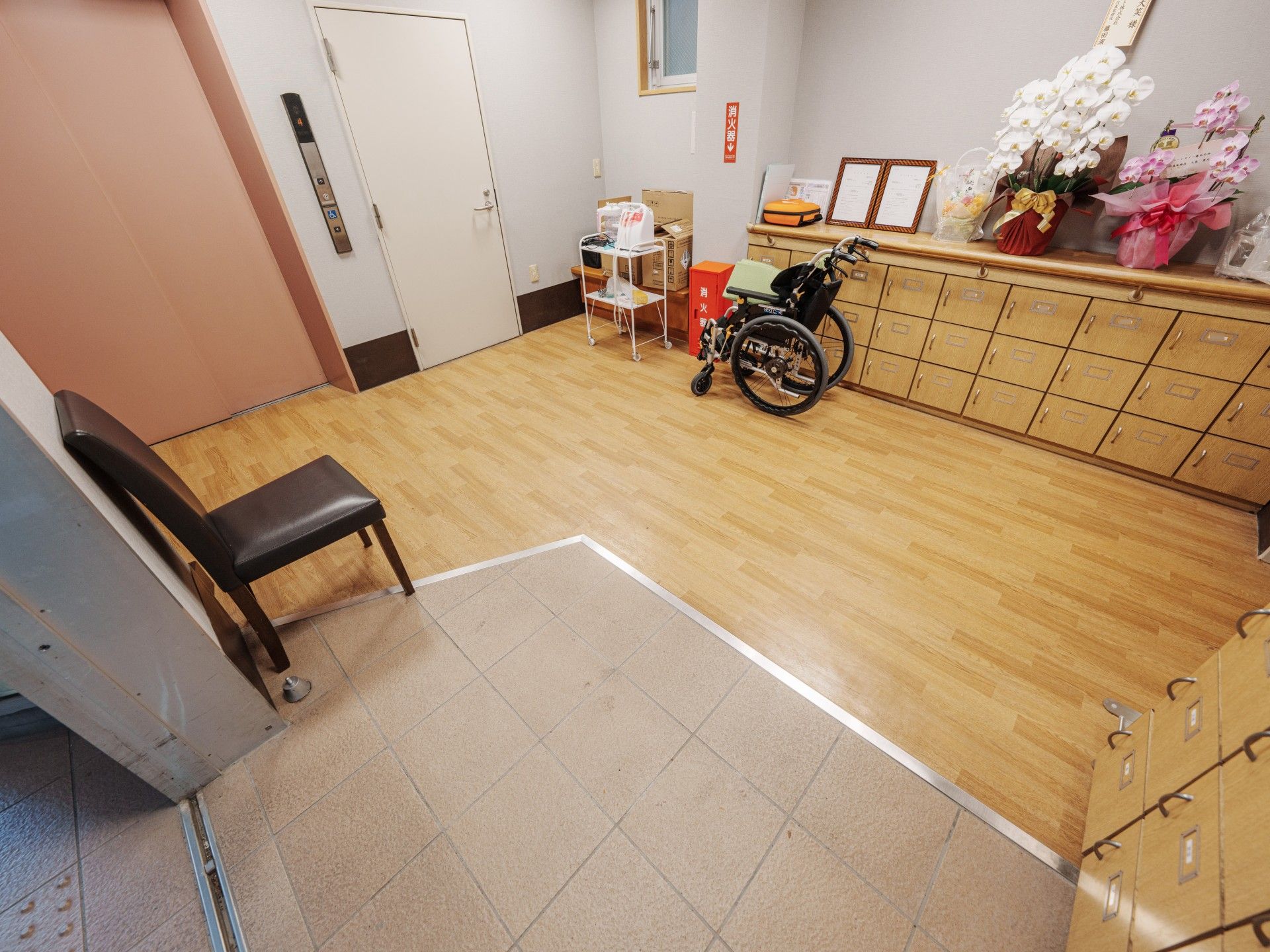 車椅子と花のある部屋