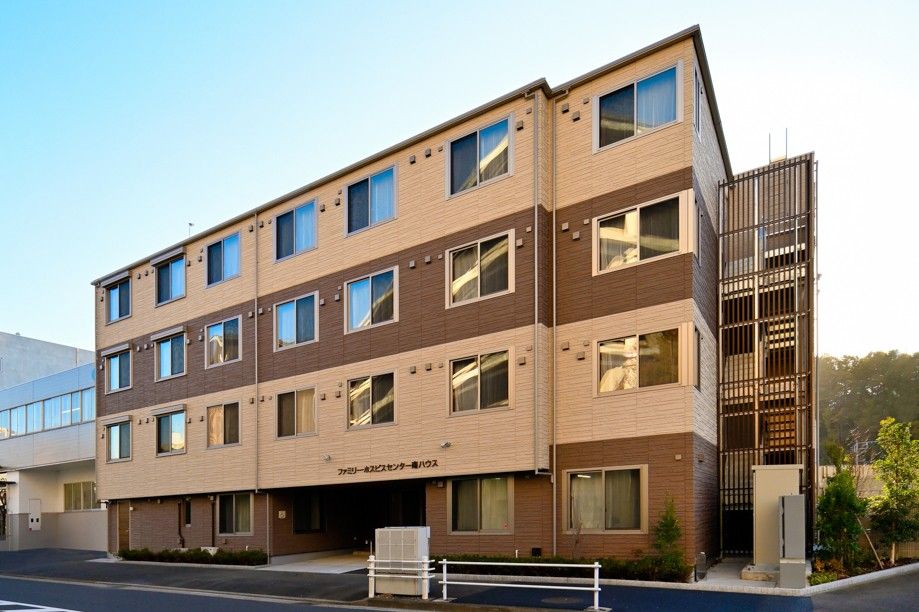 落ち着いた色合いの建物の外観
