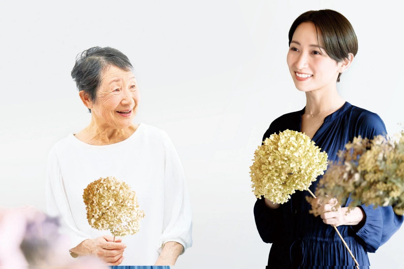 仲良く食事をしている高齢の男性と女性