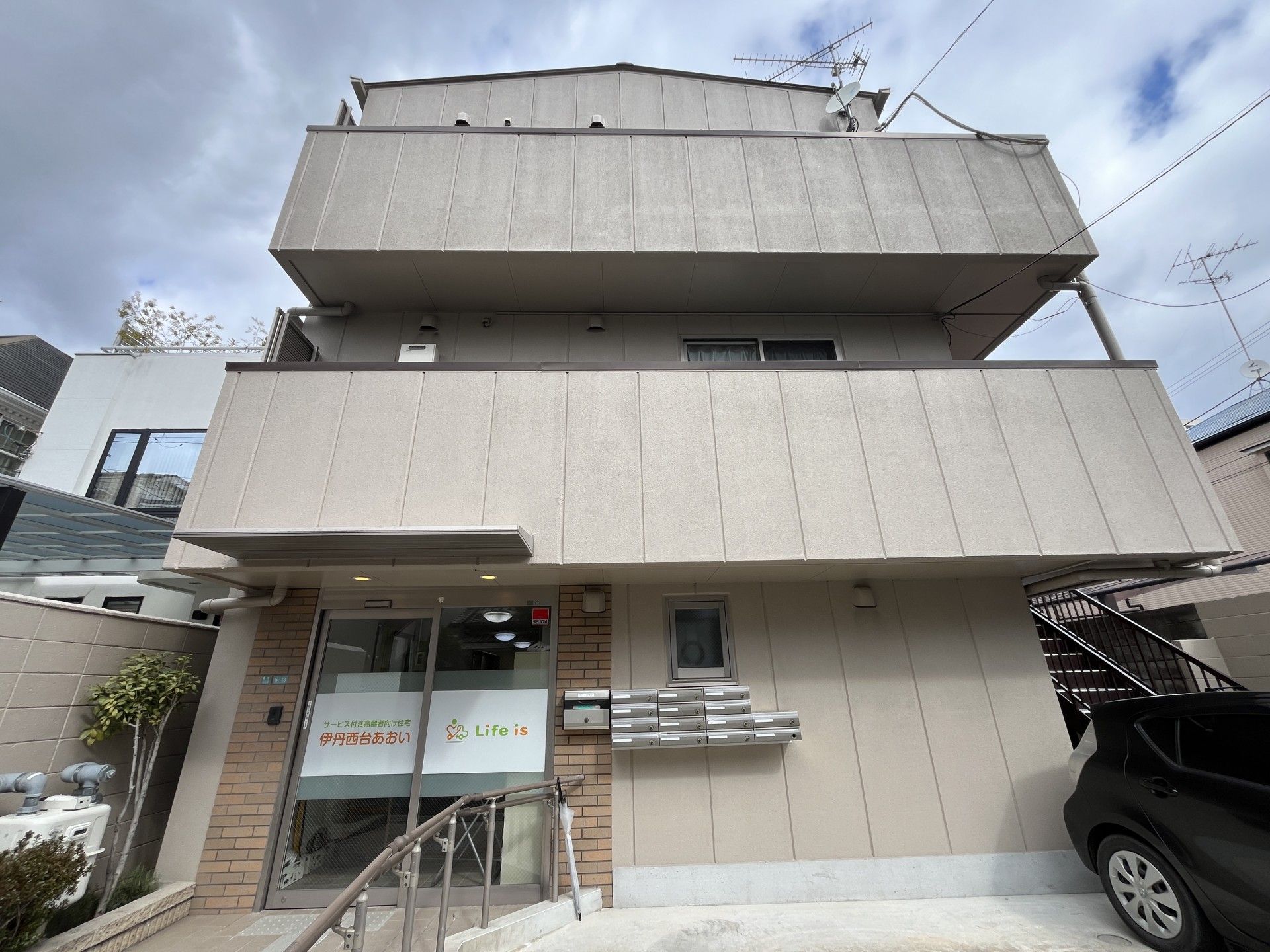 明るい外観の建物入口