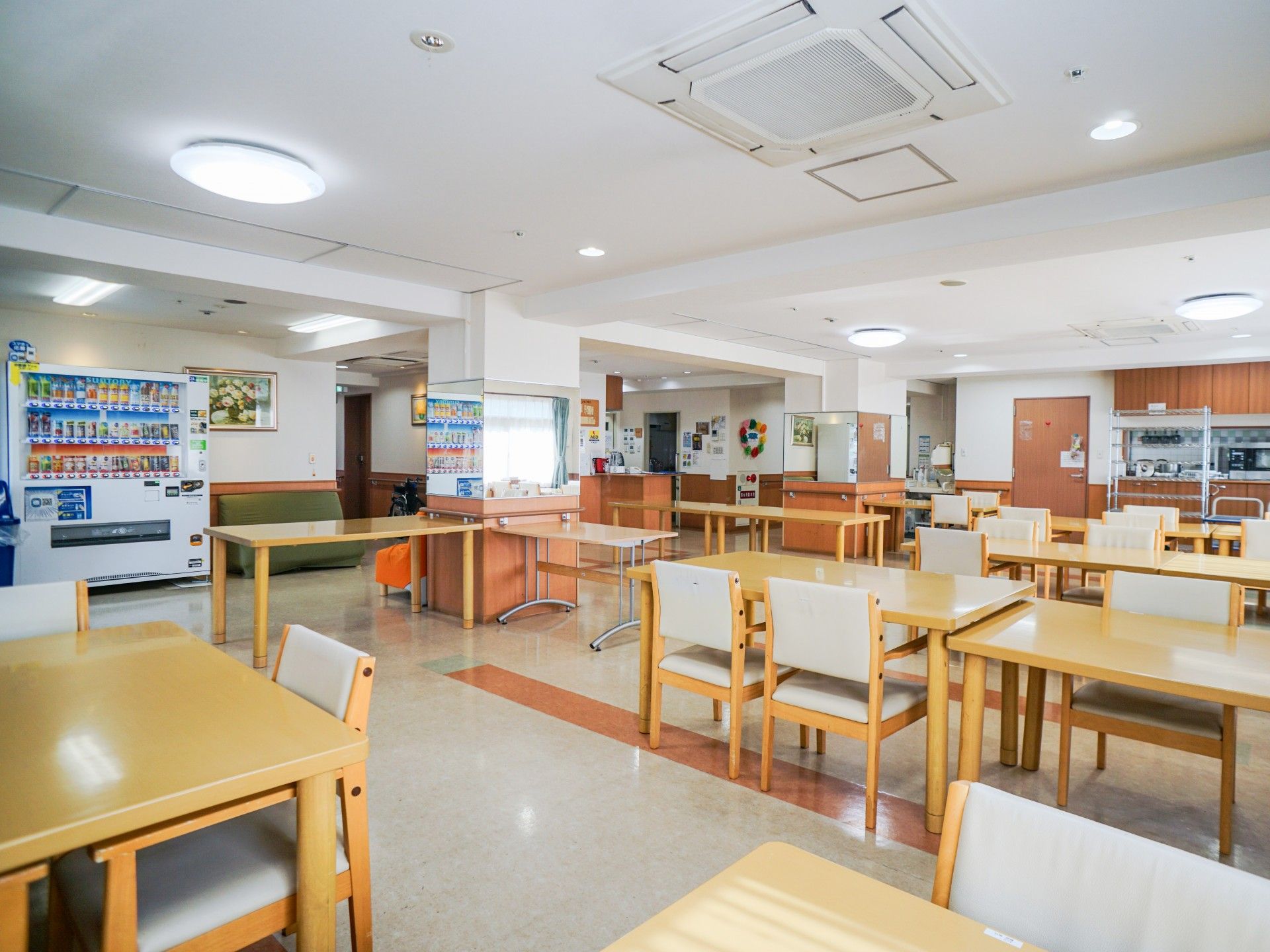 明るく広々とした食堂