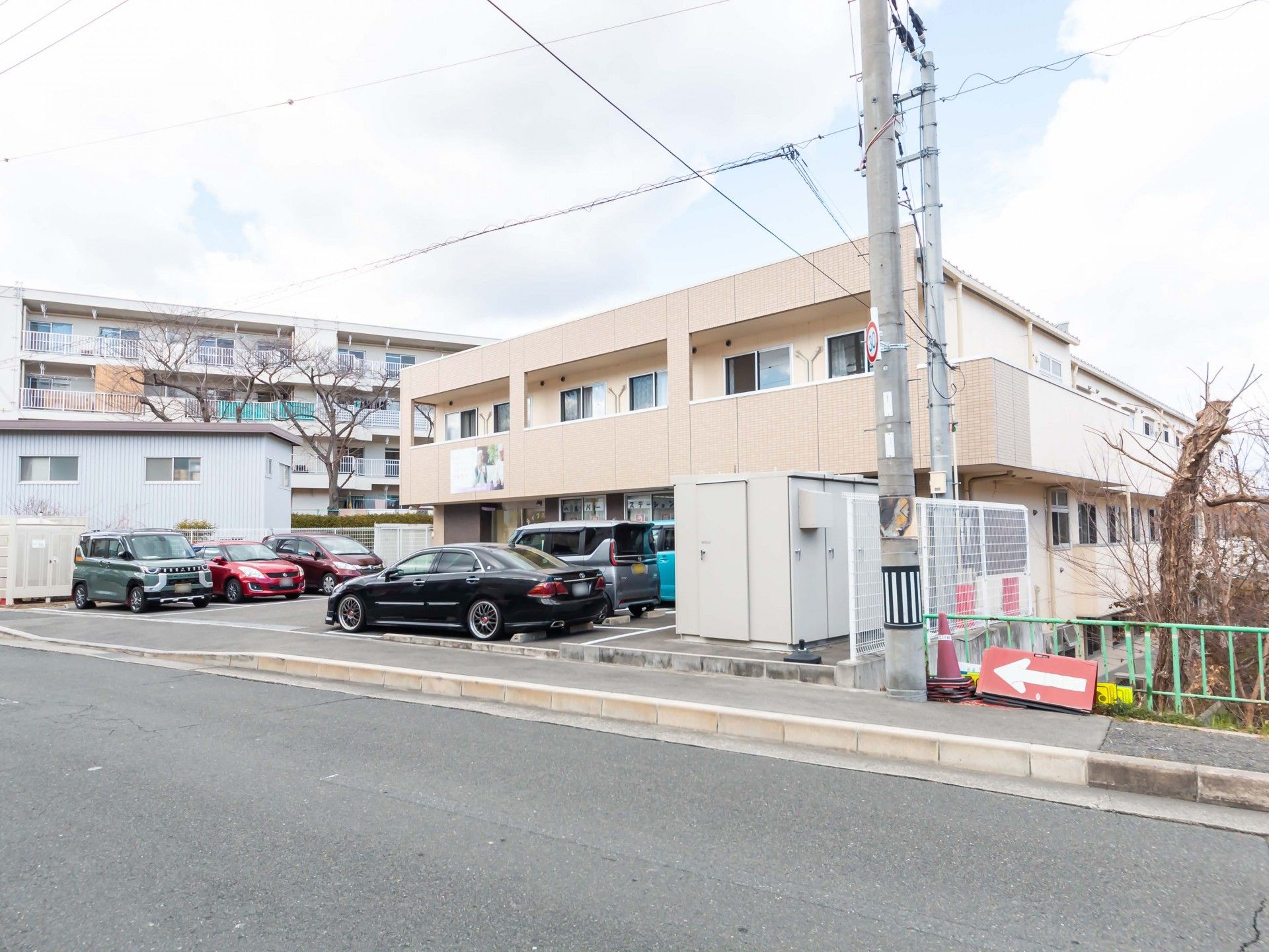 駐車場のある建物外観