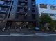 都会の角地にある建物