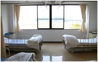 明るい個室のベッド