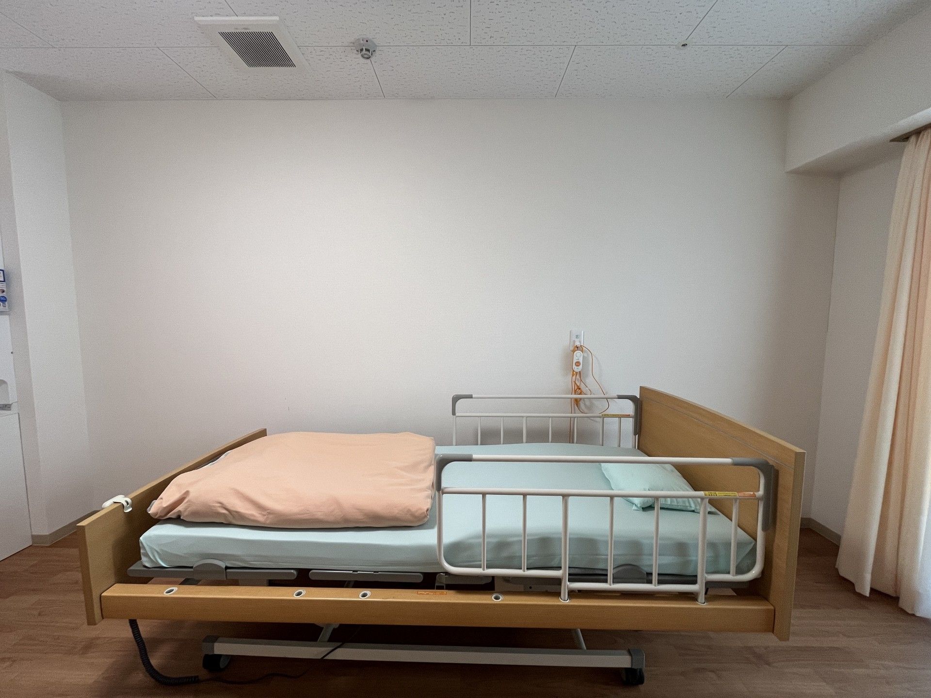 シンプルなベッドの部屋