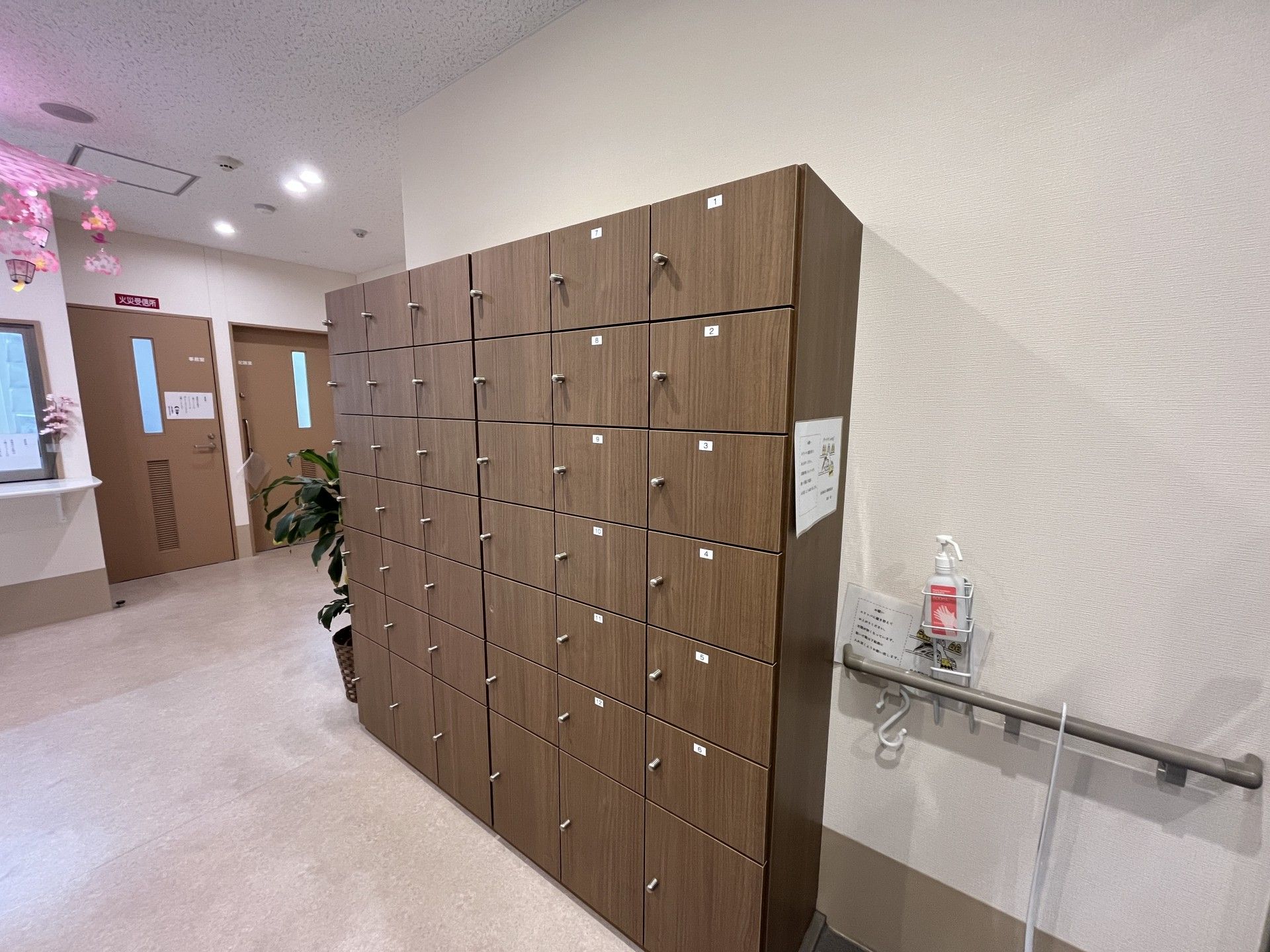木製ロッカーのある廊下