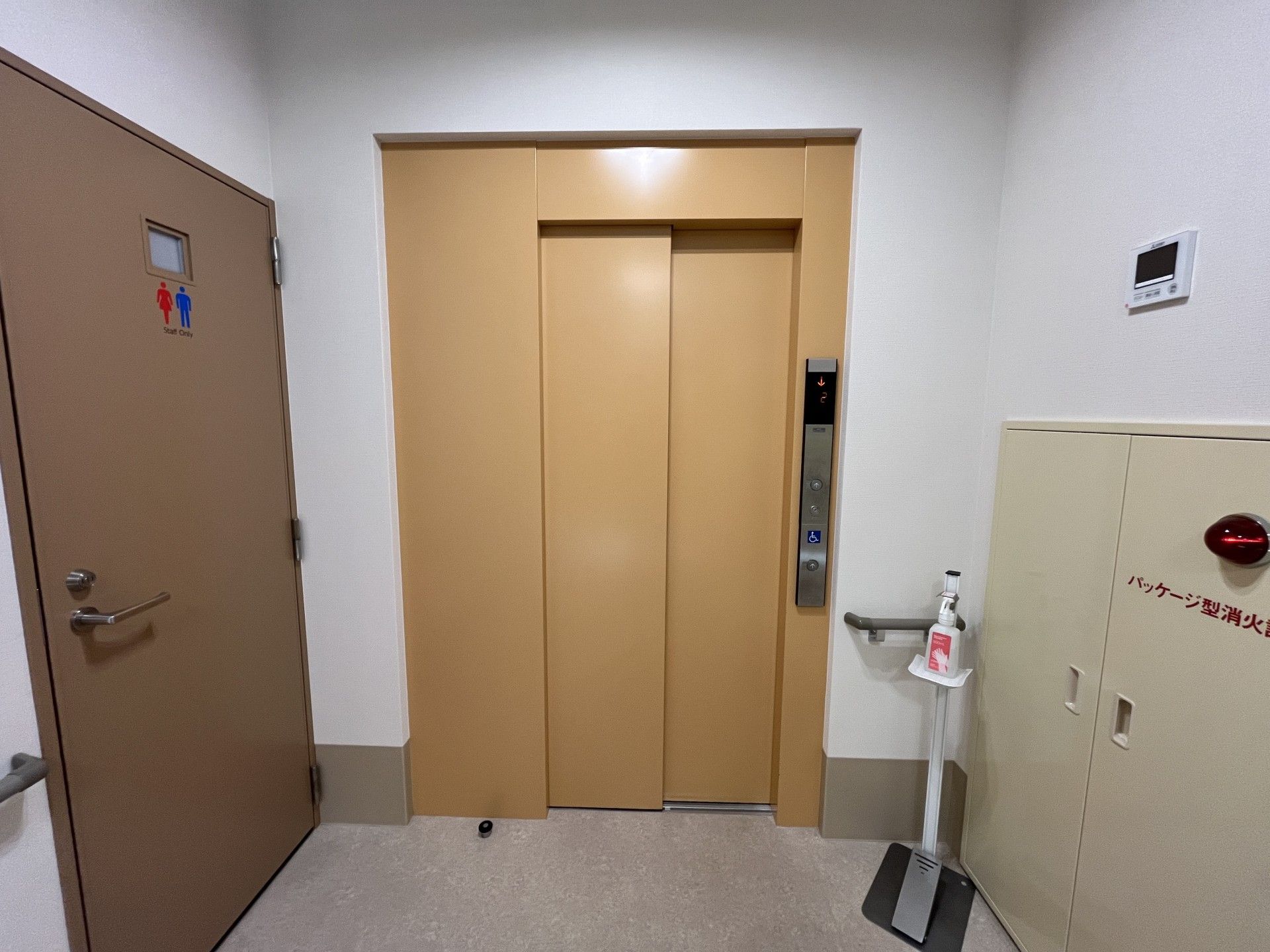 エレベーター前の廊下
