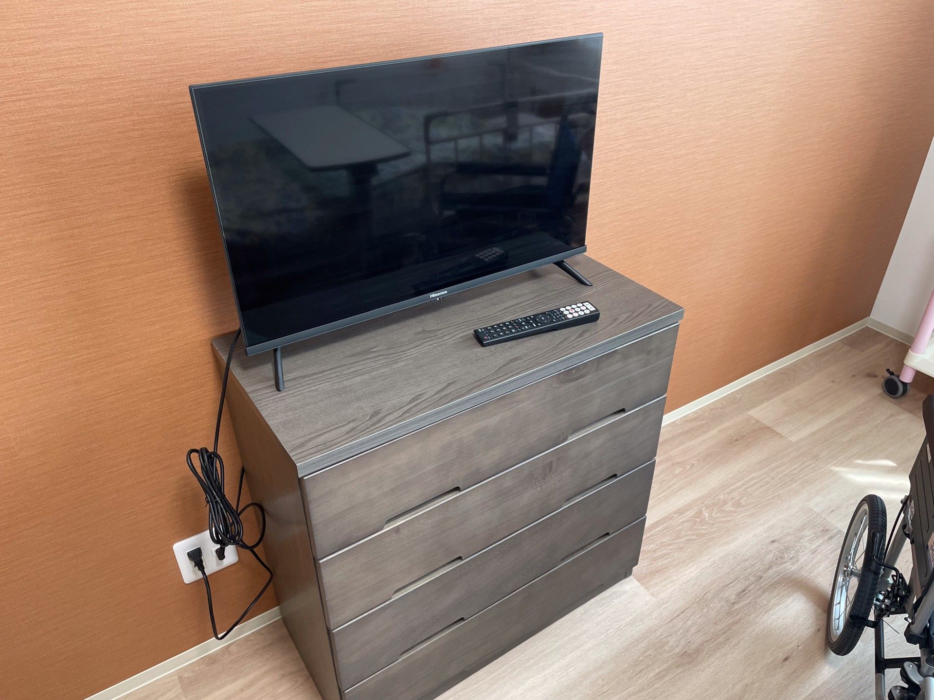 テレビとチェストの一角