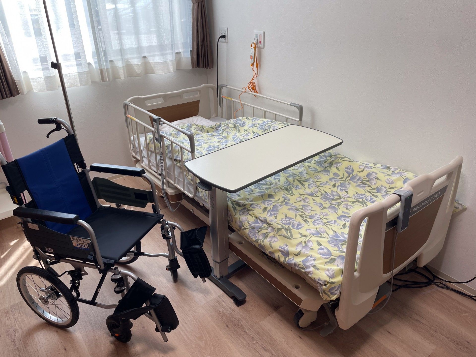 ベッドと車椅子のある部屋