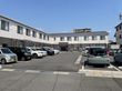 駐車場のある建物外観