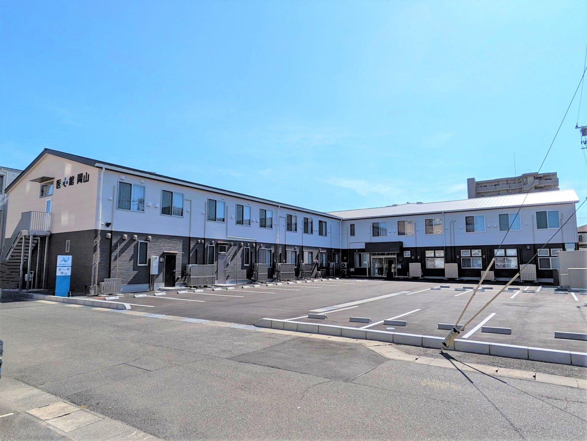 広い駐車場のある建物
