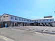 広い駐車場のある建物
