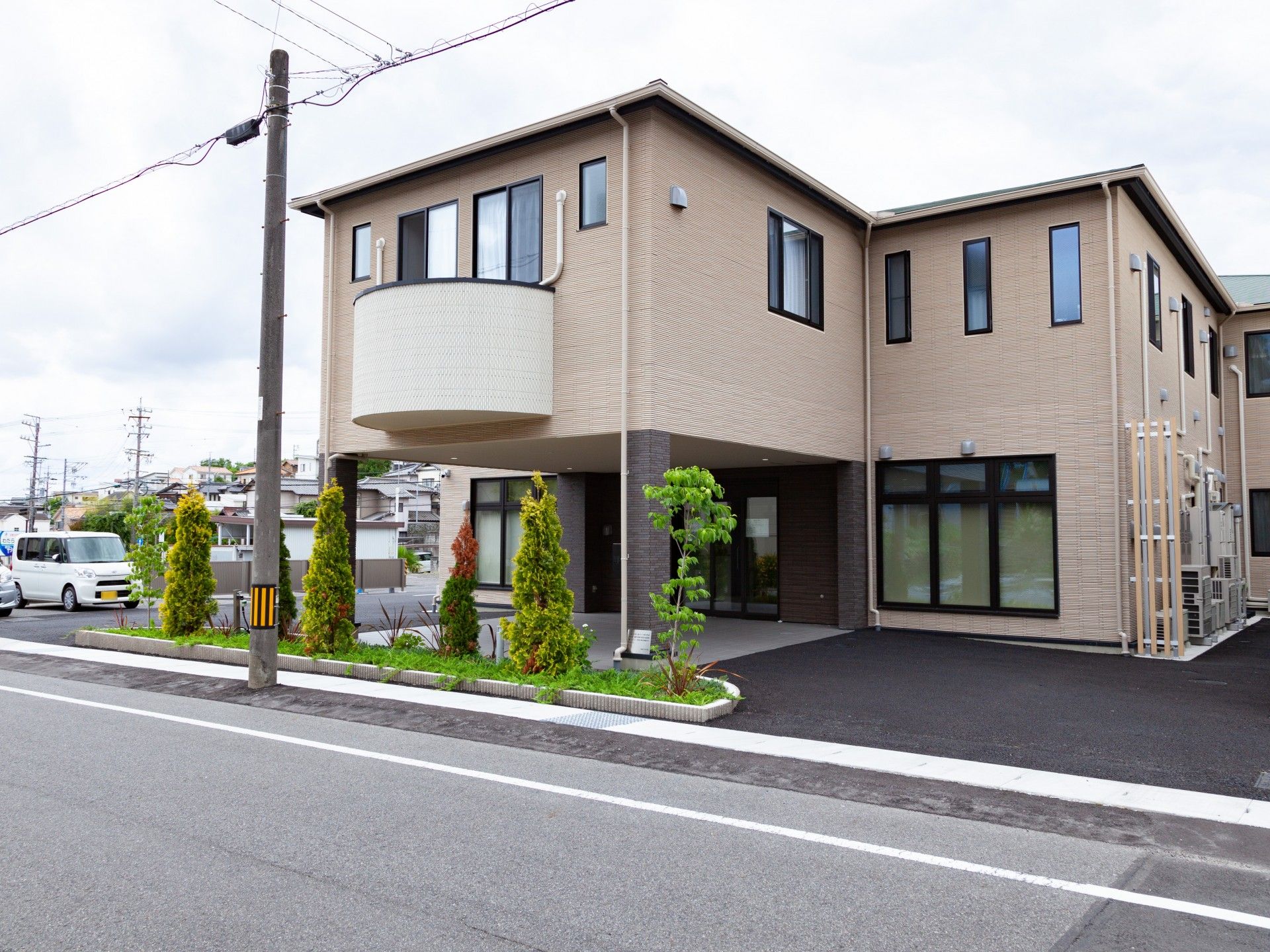 新築そうな建物正面
